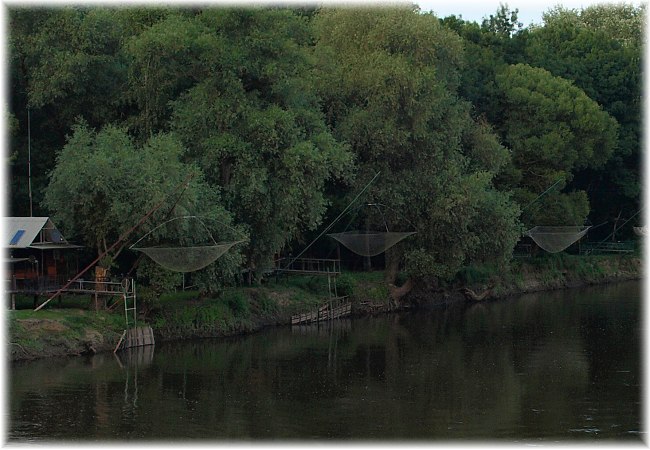 Rybářské domky u řeky Moravy poblíž Hohenau