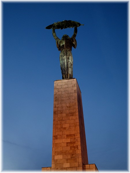 Vrch Gellért, socha svobody