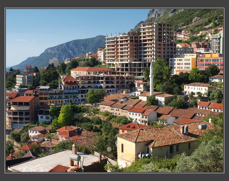 Albánie, Krujë s nedostavěným megahotelem