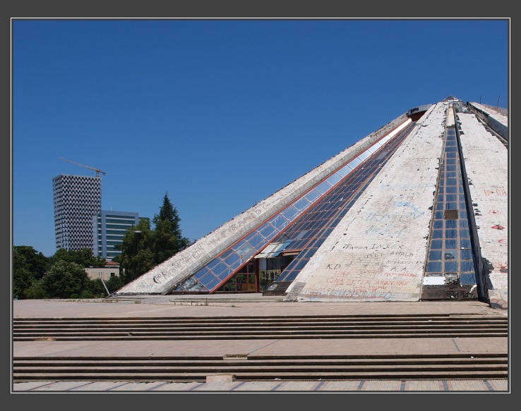 Albánie, Tirana - Hodžova pyramida