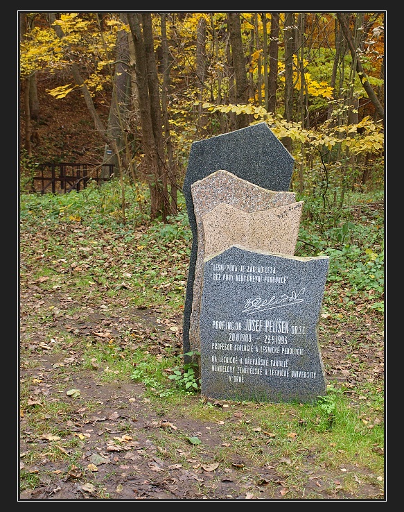 Moravský kras, památník Josefa Pelíška u Býčí skály