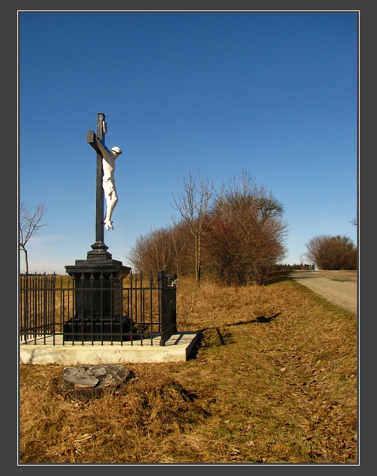 Kovový kříž u silnice ze Sloupu do Ostrova u Macochy