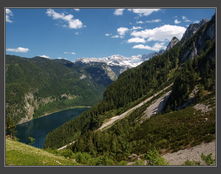 nad jezerem Vorderer Gosausee