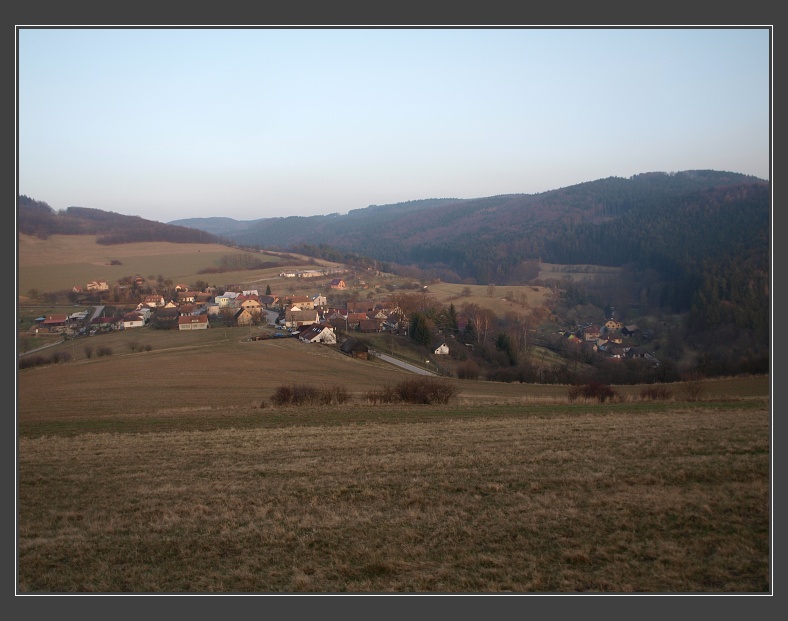 z vrcholku kopce Vrcha (510 m) nad obcí Chlébské