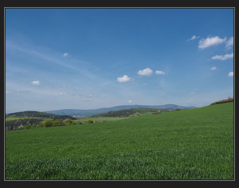 nad obcí Vaďovce - na obzoru hřeben Bílých Karpat