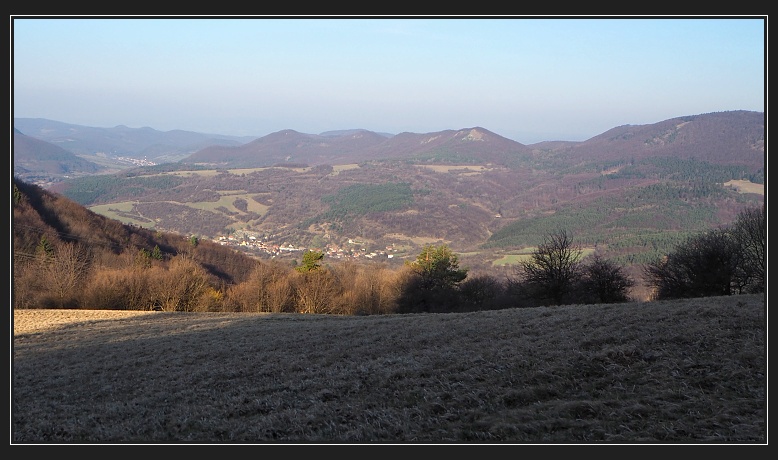 Dolná Poruba ze sedla nad Homolkou