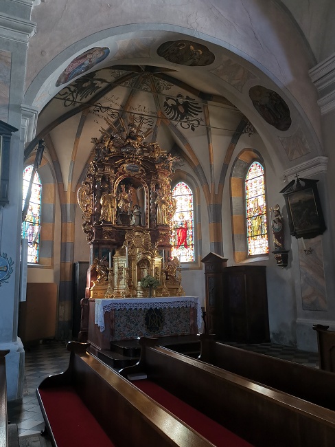 kostel před hostincem