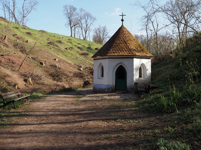 Mariánská kaplička s pramenem vody