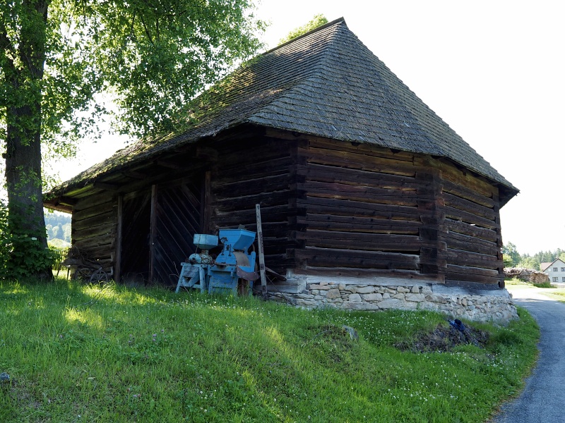 osmiboká roubená stodola v Pusté Rybné