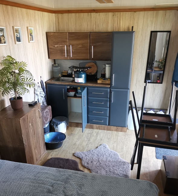 Pod trnkovým stromem