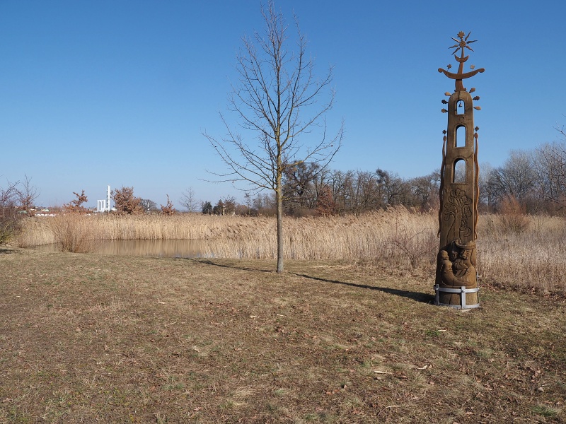 sochařský výtvor u mokřadu za Rajhradicemi