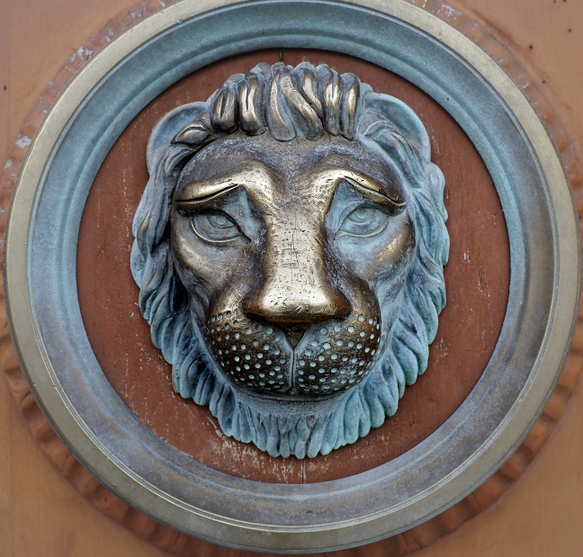 detail jednoho z domů na náměstí