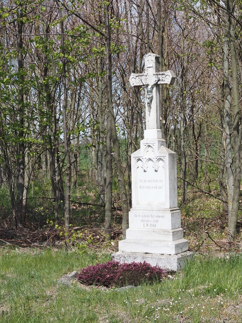 křížek nad vesničkou Lubě