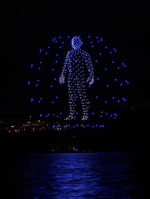 dronová show Zrození života